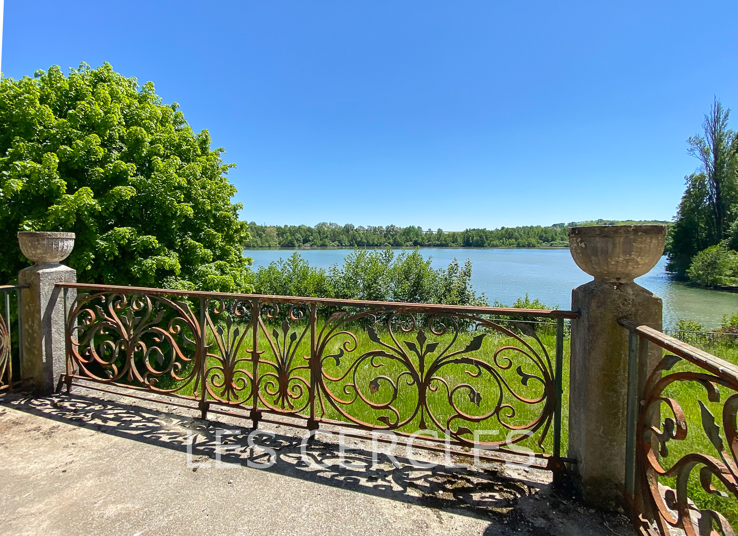 domaine a vendre agence les cercles 1